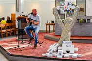Wie draagt met puzzelstukken bij aan kunstwerk?