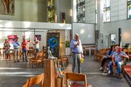 Wie draagt met puzzelstukken bij aan kunstwerk?