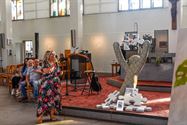 Wie draagt met puzzelstukken bij aan kunstwerk?