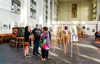 Wie draagt met puzzelstukken bij aan kunstwerk?