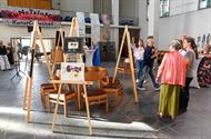 Wie draagt met puzzelstukken bij aan kunstwerk?