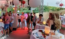 DJ, bicky's en shotjes bij Calice