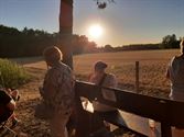 Buren in Hal keken samen naar zonsverduistering