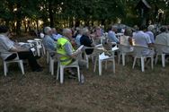 Een kaarskesprocessie in de avondlijke hitte