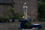 Een kaarskesprocessie in de avondlijke hitte