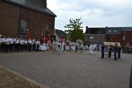 De Sacramentsprocessie bracht Viversel op de been