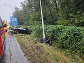 Auto botst tegen verlichtingspaal op E314