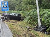 Auto botst tegen verlichtingspaal op E314