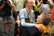 Anna krijgt felicitaties van de overgrootmoeder