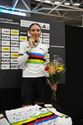 Anna krijgt felicitaties van de overgrootmoeder