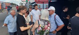 BV's mee op de foto tijdens laatste rondleiding