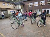 Fietsersbond leert asielzoeksters fietsen
