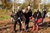 Kinderen planten kamperfoelie op Bovy